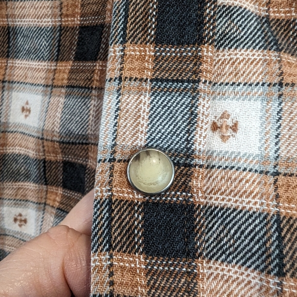 WindRiver woman's shirt size M - Picture 2 of 8